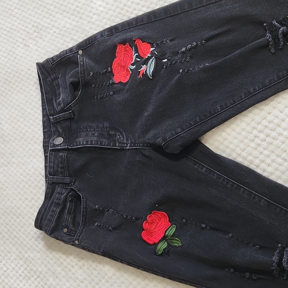 BLACK OMBRE WOMENA JEANS WITH RED ROSES SIZE 30 DISTRESSED - Picture 3 of 12
